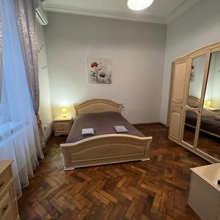 3 Rooms Apartments In The City Centr Лвив Екстериор снимка