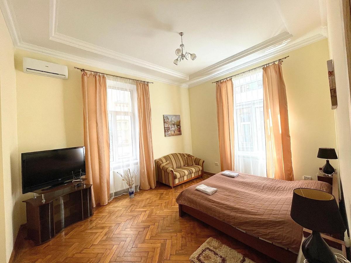 3 Rooms Apartments In The City Centr Лвив Екстериор снимка