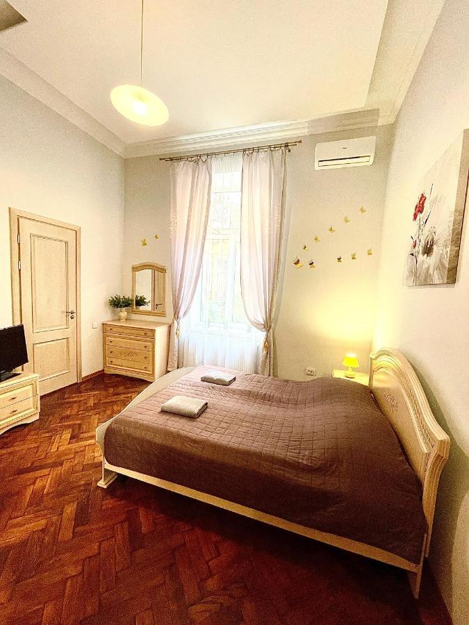 3 Rooms Apartments In The City Centr Лвив Екстериор снимка