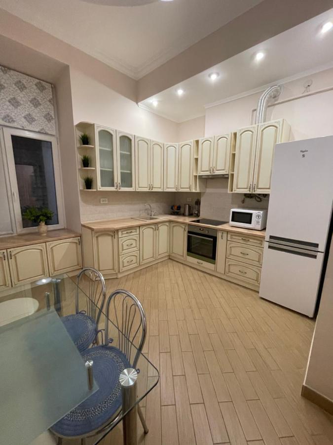 3 Rooms Apartments In The City Centr Лвив Екстериор снимка