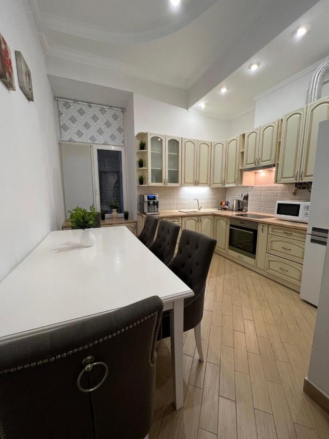 3 Rooms Apartments In The City Centr Лвив Екстериор снимка