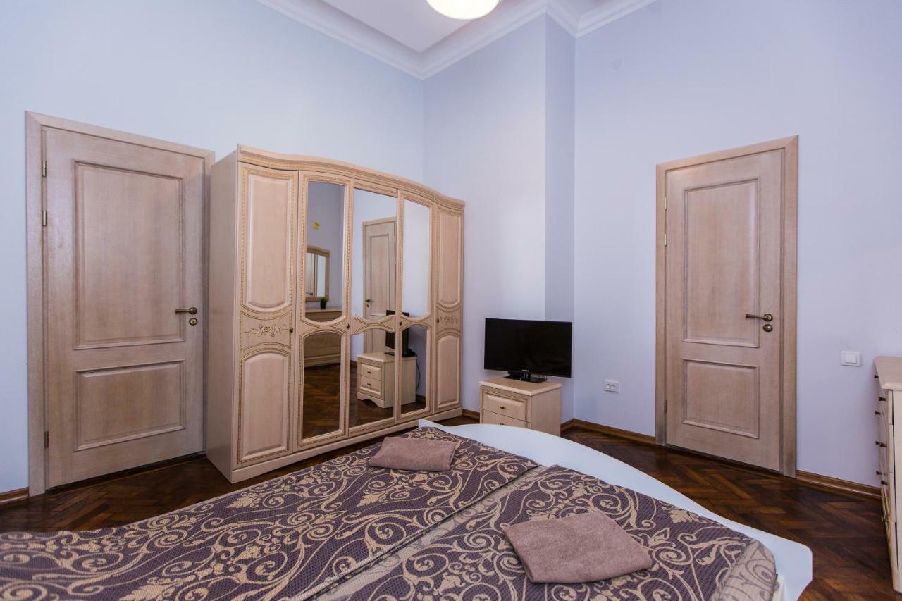 3 Rooms Apartments In The City Centr Лвив Екстериор снимка